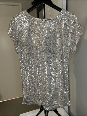 Cable & Gauge Silver Sequin Short Sleeve Top
